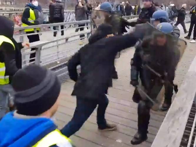 Bokser slaat agenten tot moes tijdens protest van Franse ‘gele hesjes’