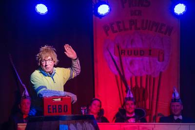 De lach buldert door de uitverkochte zaal van De Gouden Helm