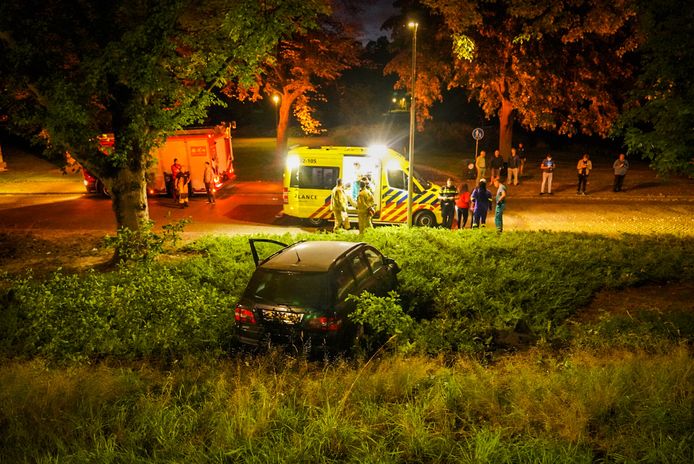 Auto vliegt van de weg na botsing in Eindhoven.