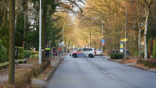 Politieagenten doen onderzoek naar een mogelijke ontvoering aan de Oenenburgweg in Nunspeet