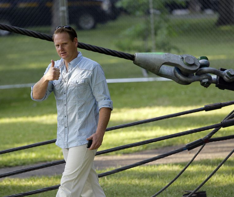 Nik Wallenda gisteren na het inspecteren van de kabel waarover hij de Niagara-watervallen oversteekt. Beeld ap