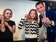 Leerlingen van basisschool Klim-Op in Rijssen hebben hun haren eraf geknipt voor Stichting Haarwens.  Burgemeester Jurgen van Houdt hielp een handje.