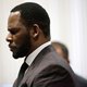 R. Kelly aangeklaagd om vals id-bewijs minderjarige vriendin