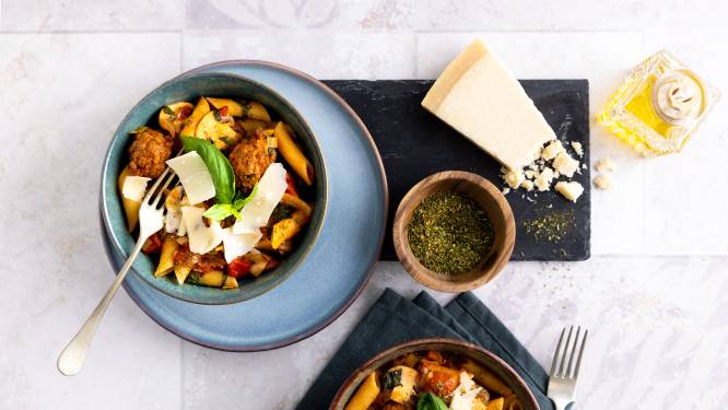Wat Eten We Vandaag: Pasta met vegetarische gehaktballetjes, prei en champignons