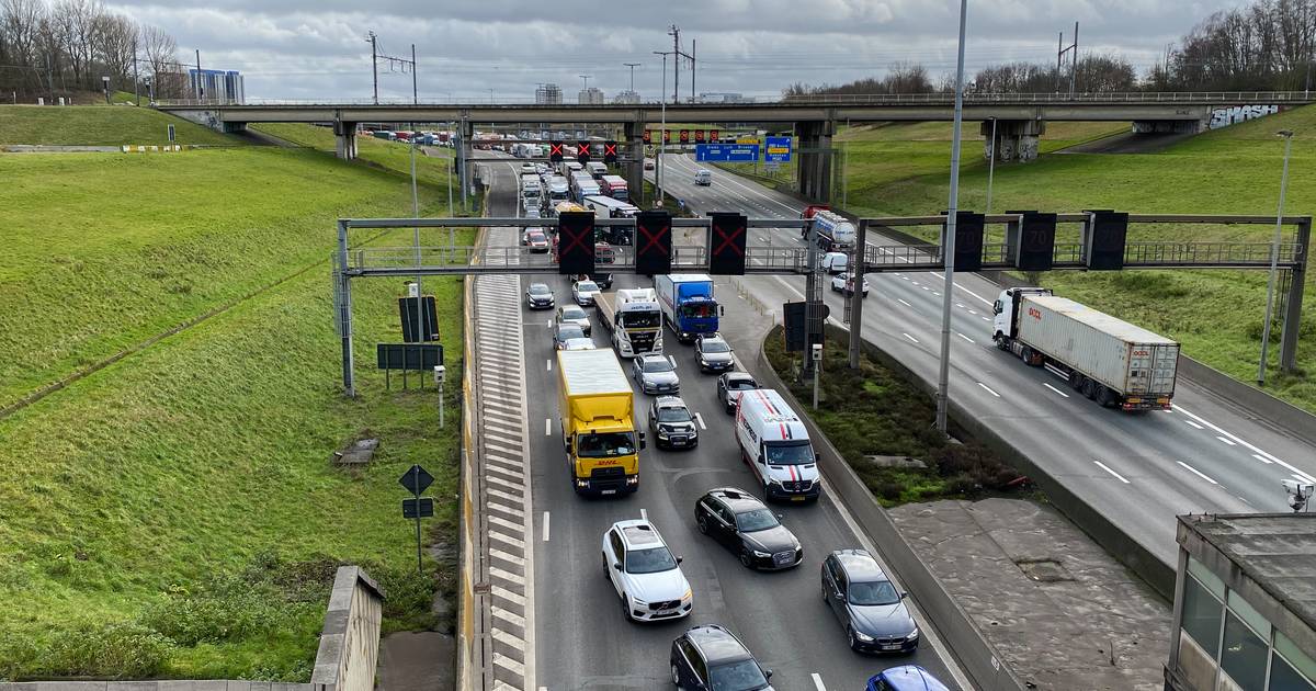 Haven Toerist fenomeen Drie kwartier file op Antwerpse Ring richting Gent door ongeval in  Kennedytunnel | Antwerpen | pzc.nl
