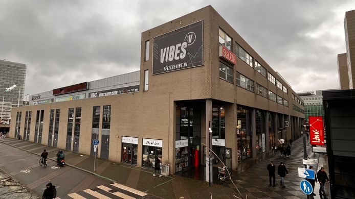 De letters 'Beursgebouw' zijn sinds dinsdagmiddag verdwenen. 'Vibes Eindhoven' is de nieuwe naam voor de evenementenhal.