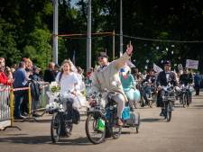 De solex bestaat 75 jaar en wordt gevierd in Oosterbeek: ‘Pa is als grote smurf, ik als Vader Abraham’