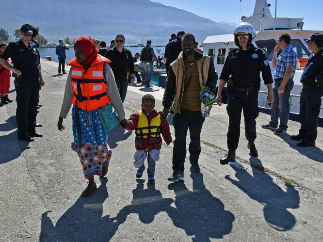 Cruiseschip pikt 111 migranten op voor Griekse kust