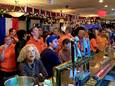 Nederlanders in New York hebben zich voor de wedstrijd van Oranje verzameld bij Hurley’s Saloon Sports Bar in het hart van Manhattan.