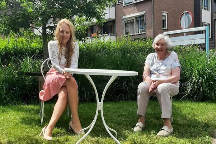 Coördinator welzijnsproject Nelleke de Bree met mevrouw Buitenhuis in de tuin bij woonzorgcentrum Ittmannshof in Nunspeet.