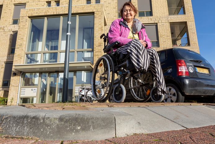 Marcella Vilé bij de stoep voor het appartementengebouw waar ze woont.
