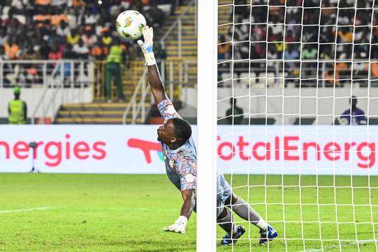 De Congolese doelman Lionel Mpasi zou zich tot held van de avond kronen in Ivoorkust.