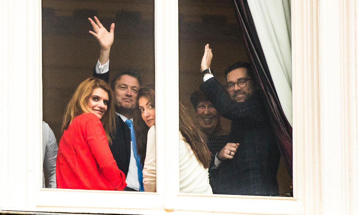 VVD'ers Barbara Visser, Dilan Yesilgoz-Zegerius, Halbe Zijlstra, Annemarie Jorritsma, Klaas Dijkhoff en collega's buigen zich over het conceptregeerakkoord. Beeld anp