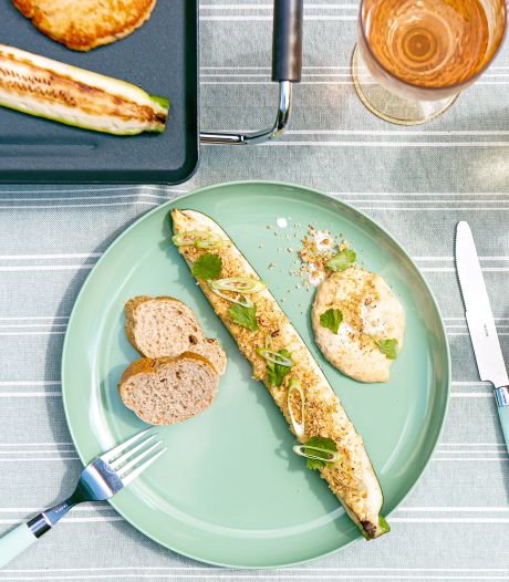 Wat Eten We Vandaag: Courgette met hummus, notenmix, bosui en koriander