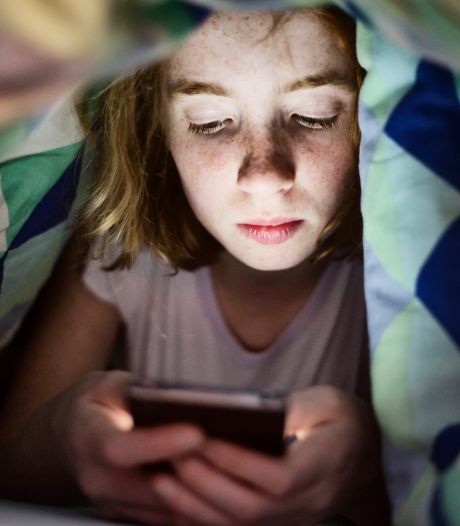 ‘s Avonds op je smartphone zitten schadelijker dan tv kijken