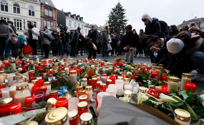 Mensen leggen bloemen neer en steken kaarsen aan aan de Porta Nigra in Trier, niet ver van de plaats waar gisteren vijf mensen om het leven kwamen nadat de Duitser Bernd W. met zijn terreinwagen door het voetgangersgebied raasde.