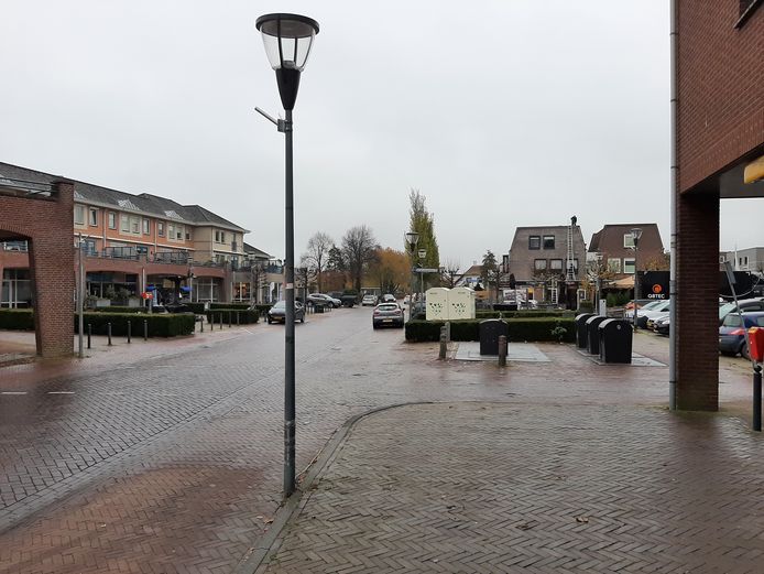 Het dorpshart van Herveld. Links de winkels die vanaf 1 juli net buiten het drinkwaterreserveringsgebied komen te liggen, rechts het Dorpsplein. Dorpshuis en supermarkt komen daar wél in dat extra kwetsbare en beschermde gebied te liggen.