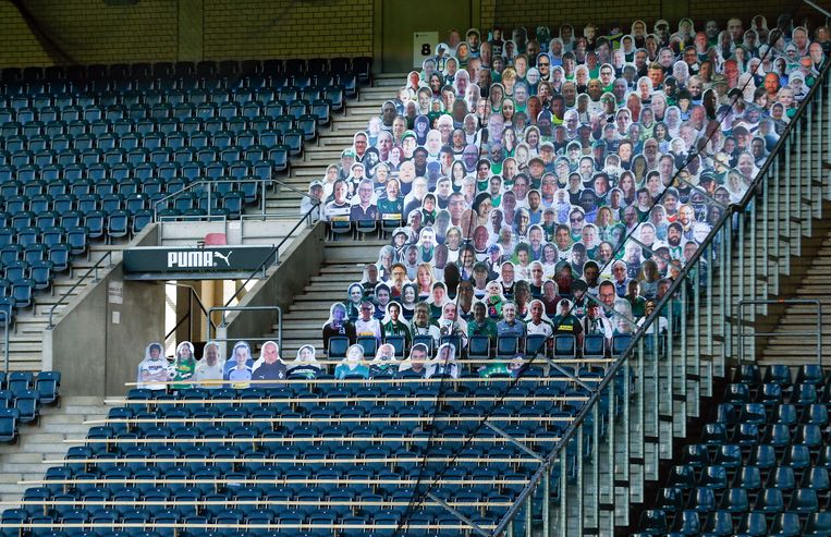In het stadion van Borussia Mönchengladbach zijn met foto's van supporters beplakte borden neergezet. Beeld REUTERS