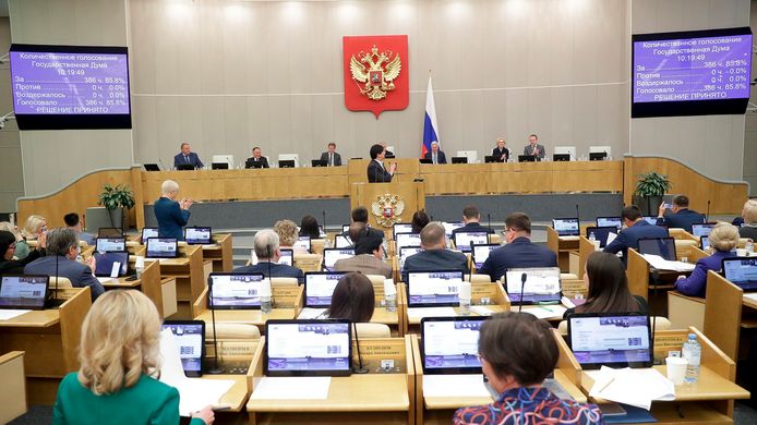 Wetgevers wonen een zitting over het wetsvoorstel rond trans personen bij in de Doema, het lagerhuis van het Russische parlement in Moskou.