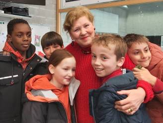 Sint-Hubertusschool wuift (én zingt) juf Daniëlle (63) uit: “Nooit geweten dat ik zo veel beteken voor zo veel mensen”