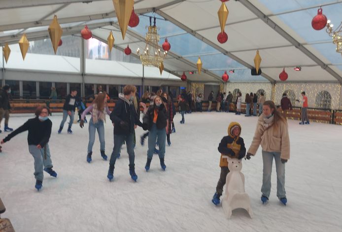 Jongeren genieten van de schaatspiste.