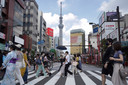 Foto ter illustratie. Mensen lopen langs een voetgangersoversteekplaats in het toeristische district Asakusa, in de buurt van de Tokyo Skytree-toren in Tokio.