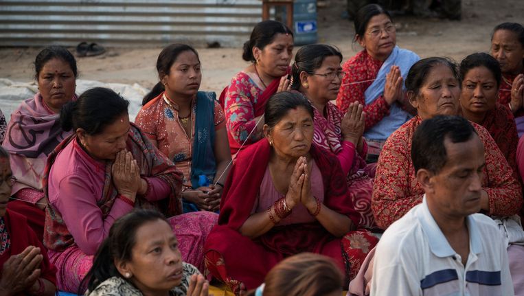 Familie van aardbevingsslachtoffers tijdens een Boedhistische ceremonie ter nagedachtenis aan hun geliefden in Bhaktapur, bij Kathmandu. Beeld getty