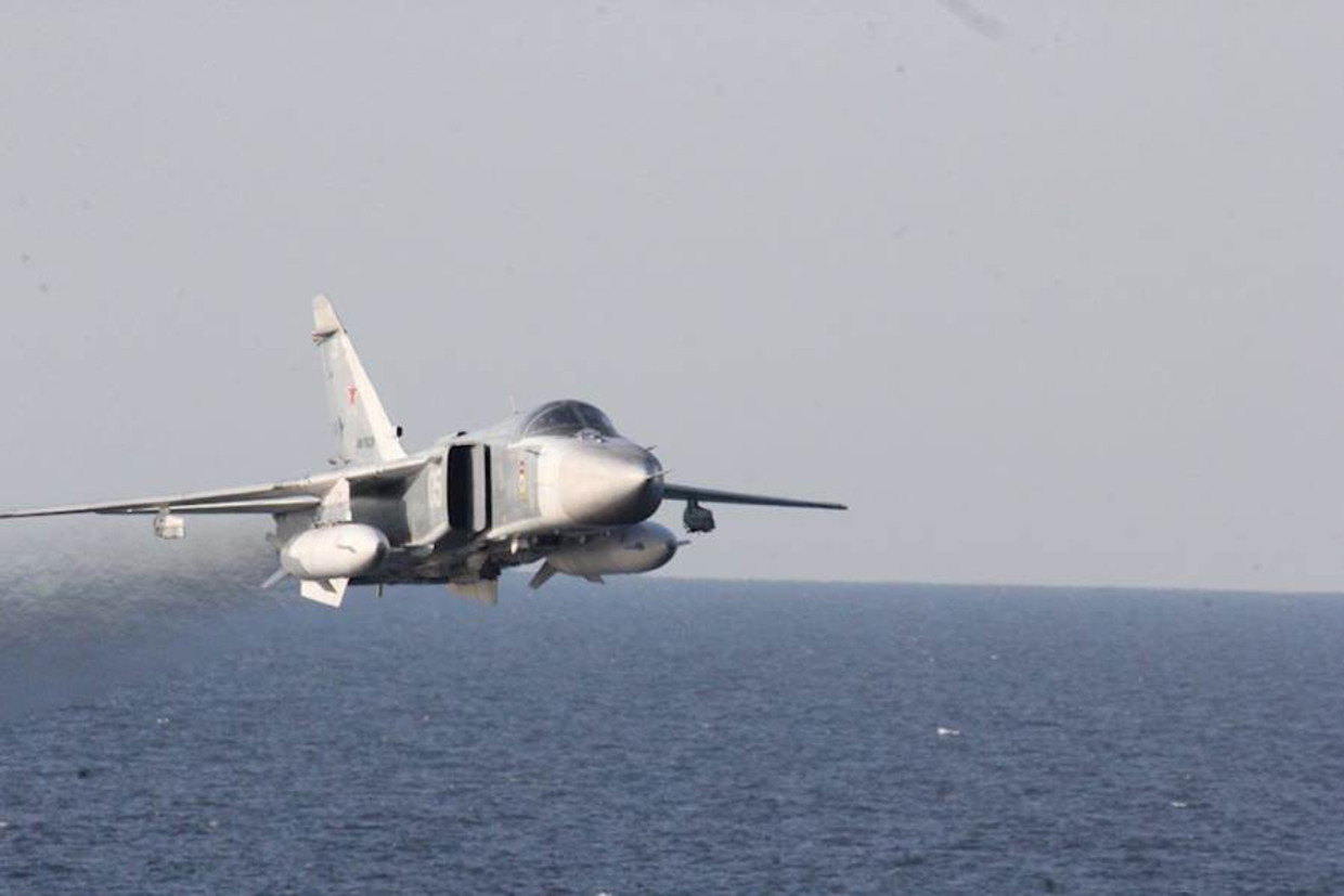 Een van de Russische Su-24-gevechtsvliegtuigen tijdens een van de vele gesimuleerde aanvalsvluchten op de USS Donald Cook. Beeld US Navy