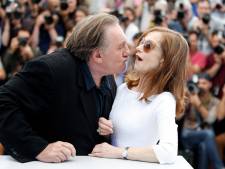 Gérard Depardieu tente de voler un baiser à Isabelle Huppert