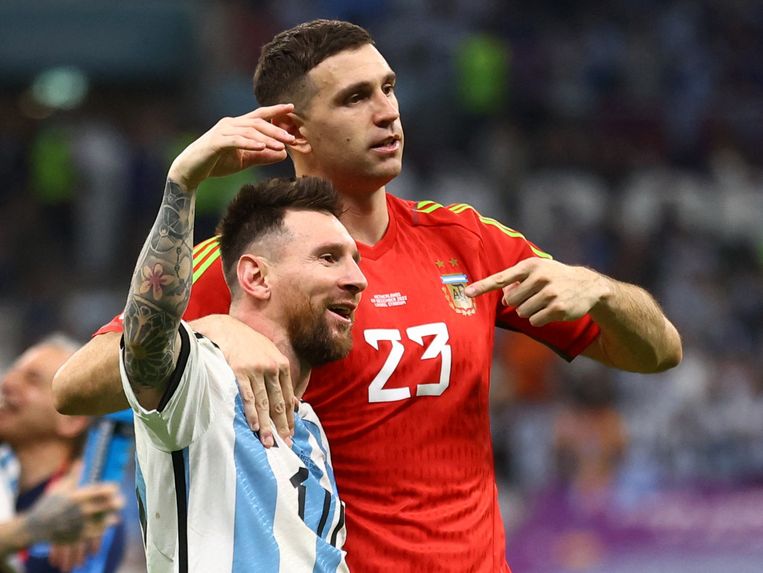 Lionel Messi en doelman Emiliano Martinez. Beeld REUTERS