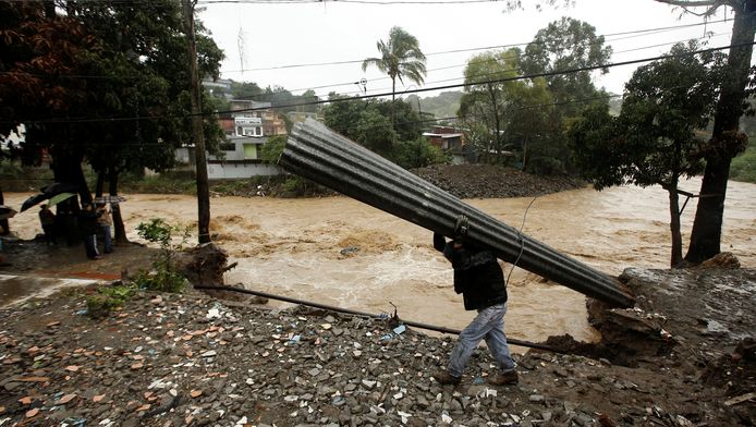 Door zware regenval zijn in Costa Rica veel woningen weggespoeld. Rivieren zijn buiten hun oevers getreden en wegen zijn geblokkeerd.