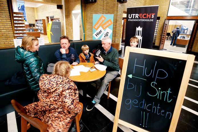 Dichters van het Utrechtse dichtersgilde helpen in de Neude bibliotheek met Sinterklaasgedichten. Ruben en Fred helpen enkele kinderen met rijmen