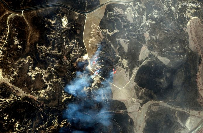 Een satellietbeeld van een actieve vuurlinie en verbrand landschap door de Smokehouse Creek natuurbrand in Texas.