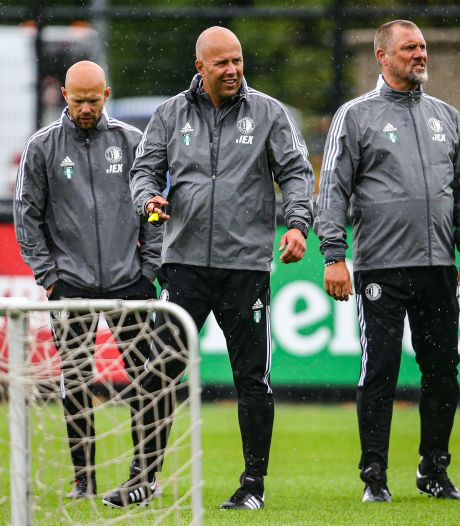 Fotoserie | Lachende Arne Slot bij eerste training Feyenoord, Jørgensen ontbreekt