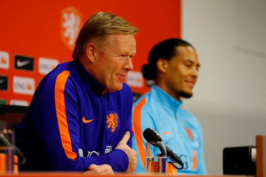 Koeman en Van Dijk bij een persconferentie van het Nederlands elftal.