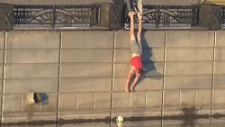 Mannen proberen bal uit het water te halen, maar dat gaat plots helemaal mis