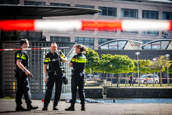 Politie nabij het plaats-delict in Den Haag. (Archieffoto 5 mei 2018).