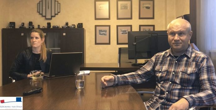 Screenshot della registrazione video di Oleg Pulatov prima dell'esperimento MH17 (2020).  A sinistra, un avvocato olandese, Sabine ten Doesschate.