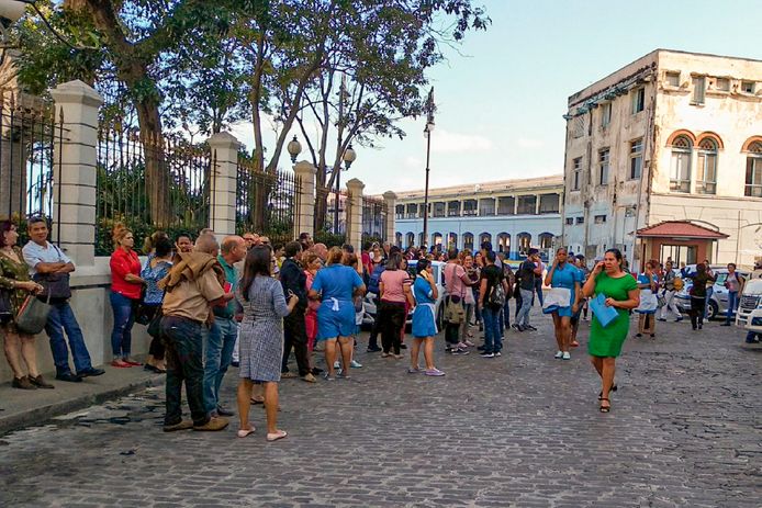 Mensen op straat in Havana.