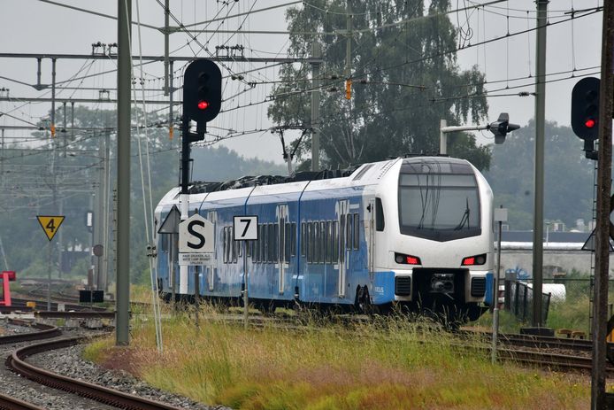 Een Keolistrein lijkt door een rood sein te rijden tussen Enschede en Hengelo. Maar het sein rechts sprong pas op rood nadat de kop van de trein het sein was gepasseerd. Toch gaat het te vaak wel fout.