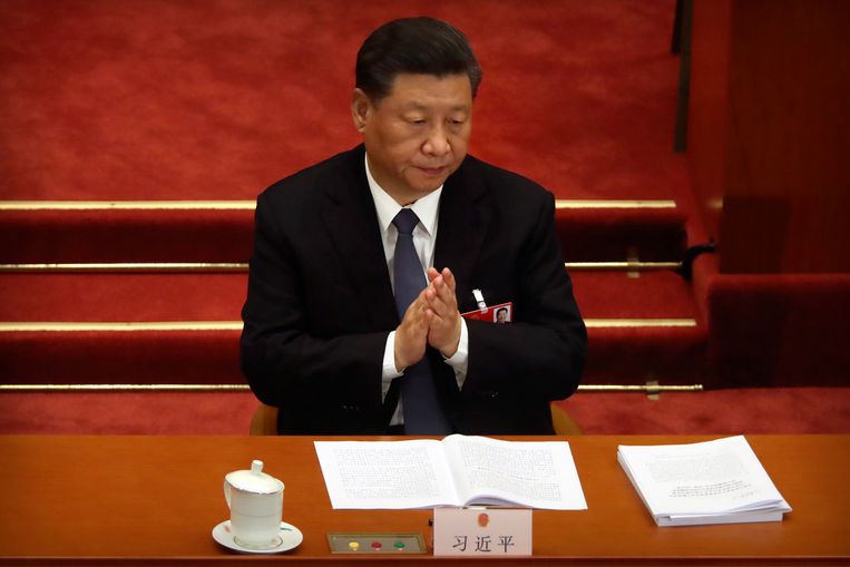 De Chinese President Xi Jinping applaudisseert voor de speech van premier Li Keqiang. Beeld EPA