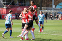 De PSV-speelsters vieren een doelpunt van Joëlle Smits (nummer 9).
