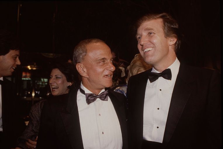 1983: Roy Cohn (links) en Donald Trump bij de opening van de Trump Tower in New York. Beeld Getty 