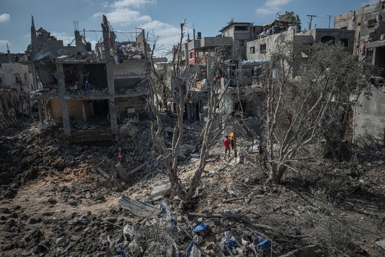 Op sommige plekken in Gaza, zoals hier in Beit Hanoun, is de verwoesting na de Israëlische bommen totaal. Beeld Getty Images
