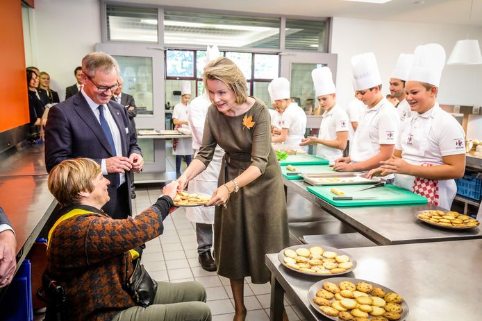 Koningin Mathilde deelde de koekjes die de leerlingen hadden gebakken maar al te graag rond aan directeur Peter Verbeke en schepen Anseeuw.