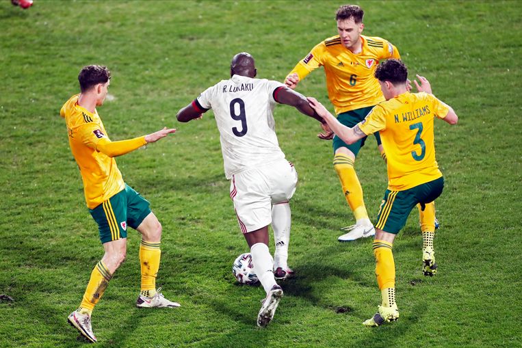 Romelu Lukaku glipt door de Welshe defensie. Beeld Photo News