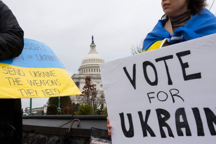 Oekraïense demonstranten bij het Capitool, terwijl de Senaat stemde over de goedkeuring van het hulppakket.