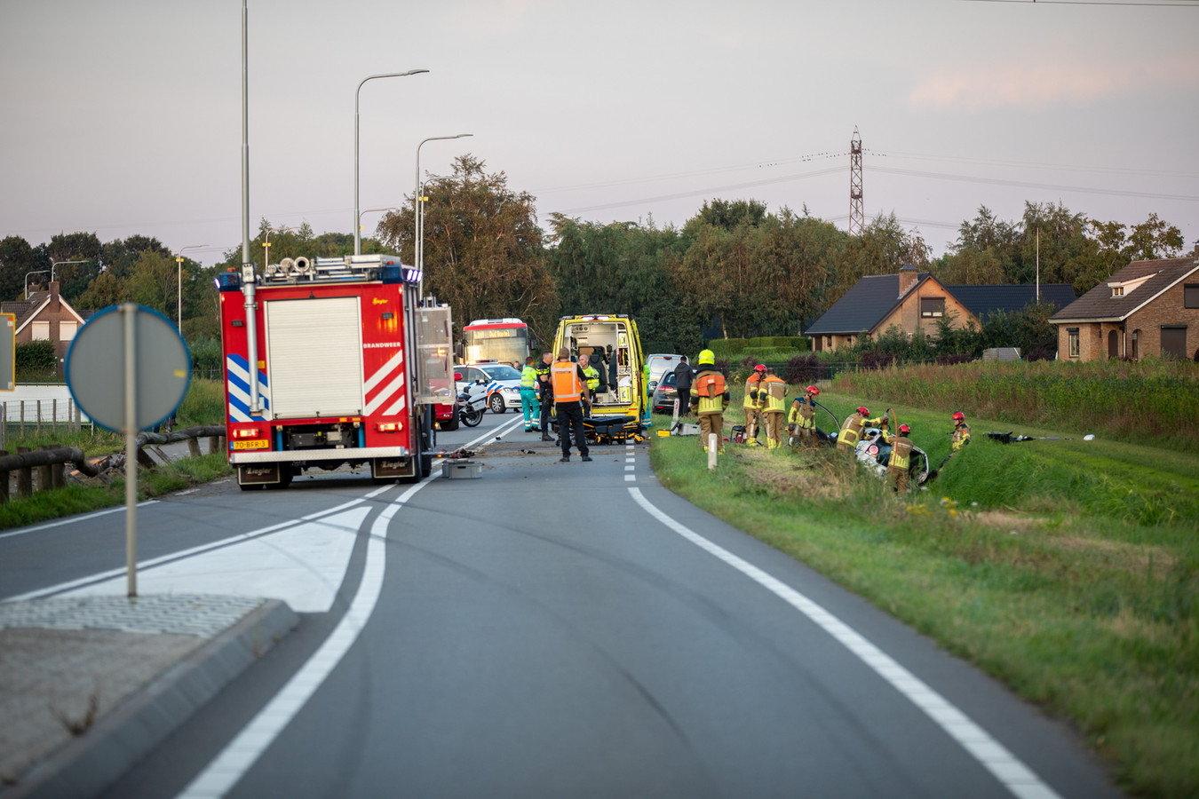 Brandweer moet auto openknippen na ernstig ongeval in Oud Gastel Foto