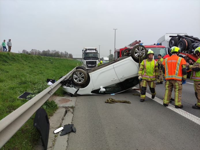 De auto belandde op haar dak tegen de vangrail