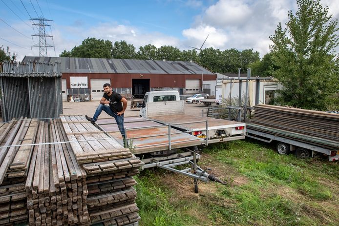 Omar Zia bij de opslag van zijn marktkramen aan de noordgrens van de gemeente Nijmegen.